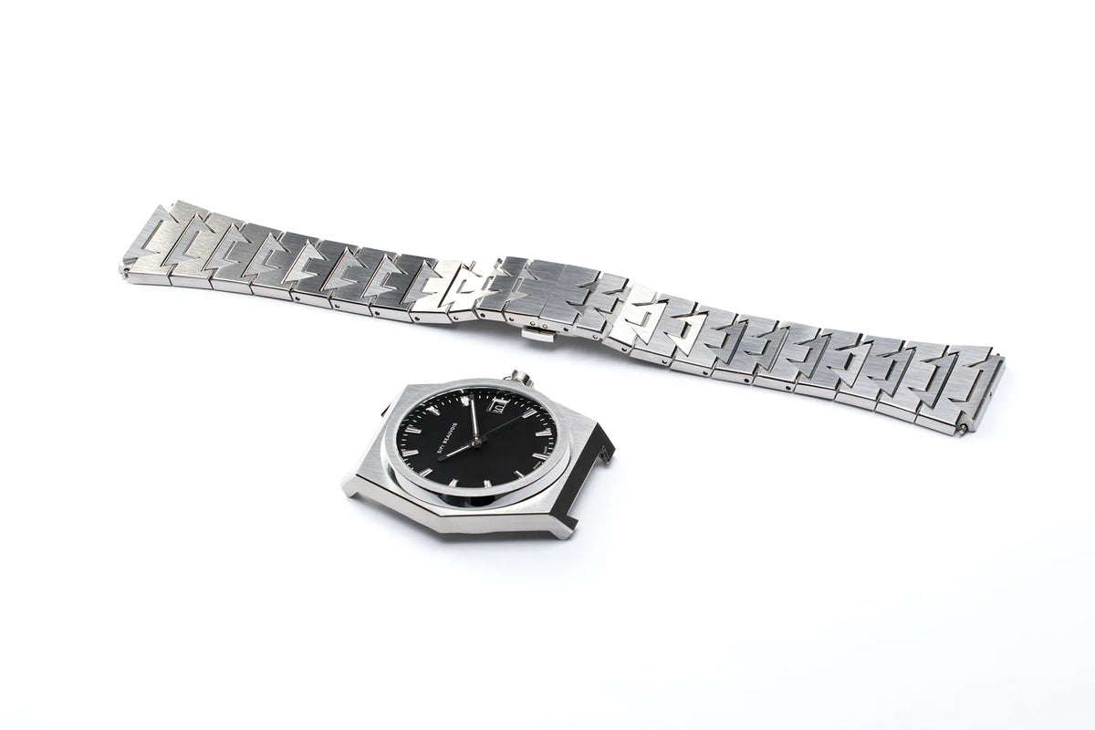 Boîtier et bracelet de la montre SIFI BEAUVOIS Great White posés à plat avec son cadran Musou Black