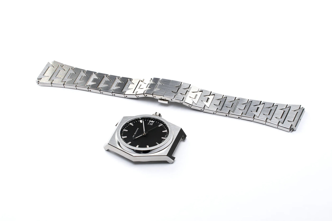 Boîtier et bracelet de la montre SIFI BEAUVOIS Great White posés à plat avec son cadran Musou Black