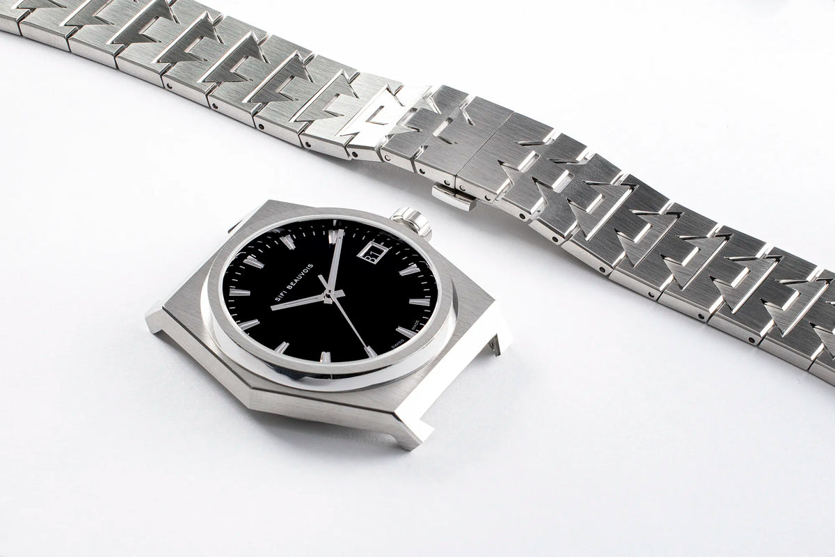 Boîtier et bracelet acier de la Great White réunis avec vue du cadran Musou Black