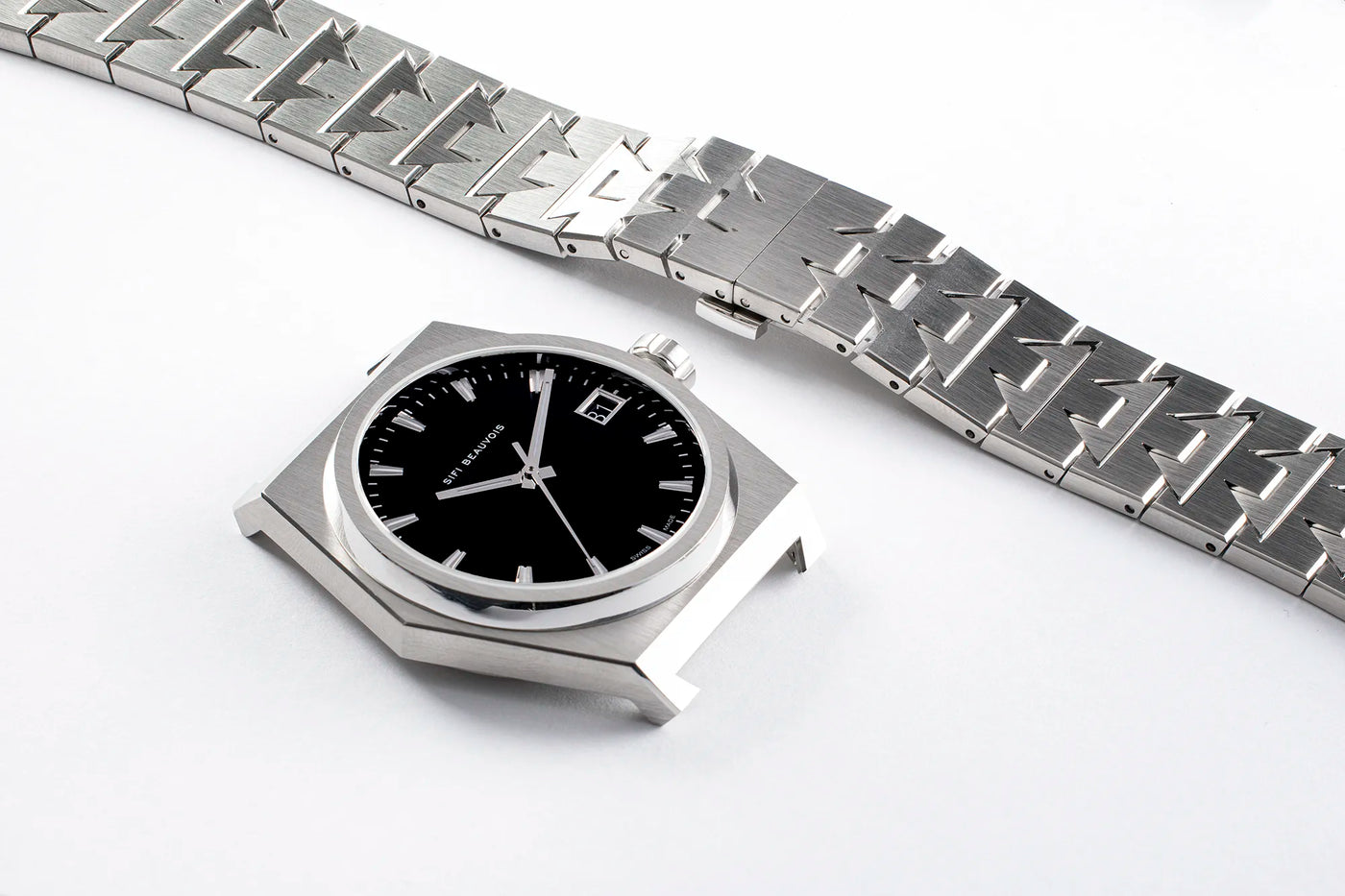 Boîtier et bracelet acier de la Great White réunis avec vue du cadran Musou Black