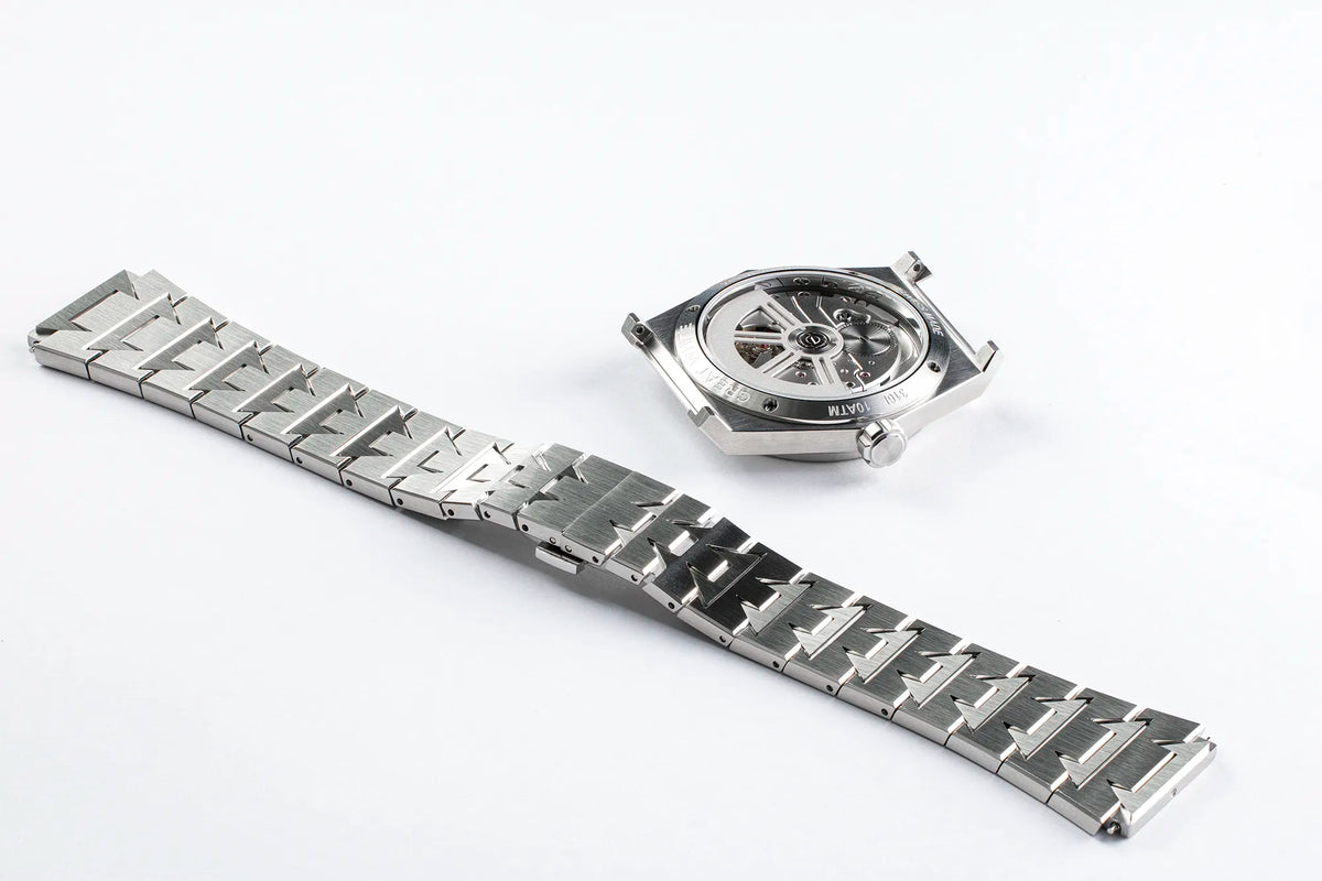 Fond de boîtier et bracelet acier de la Great White avec vue du mouvement automatique Chronode C102