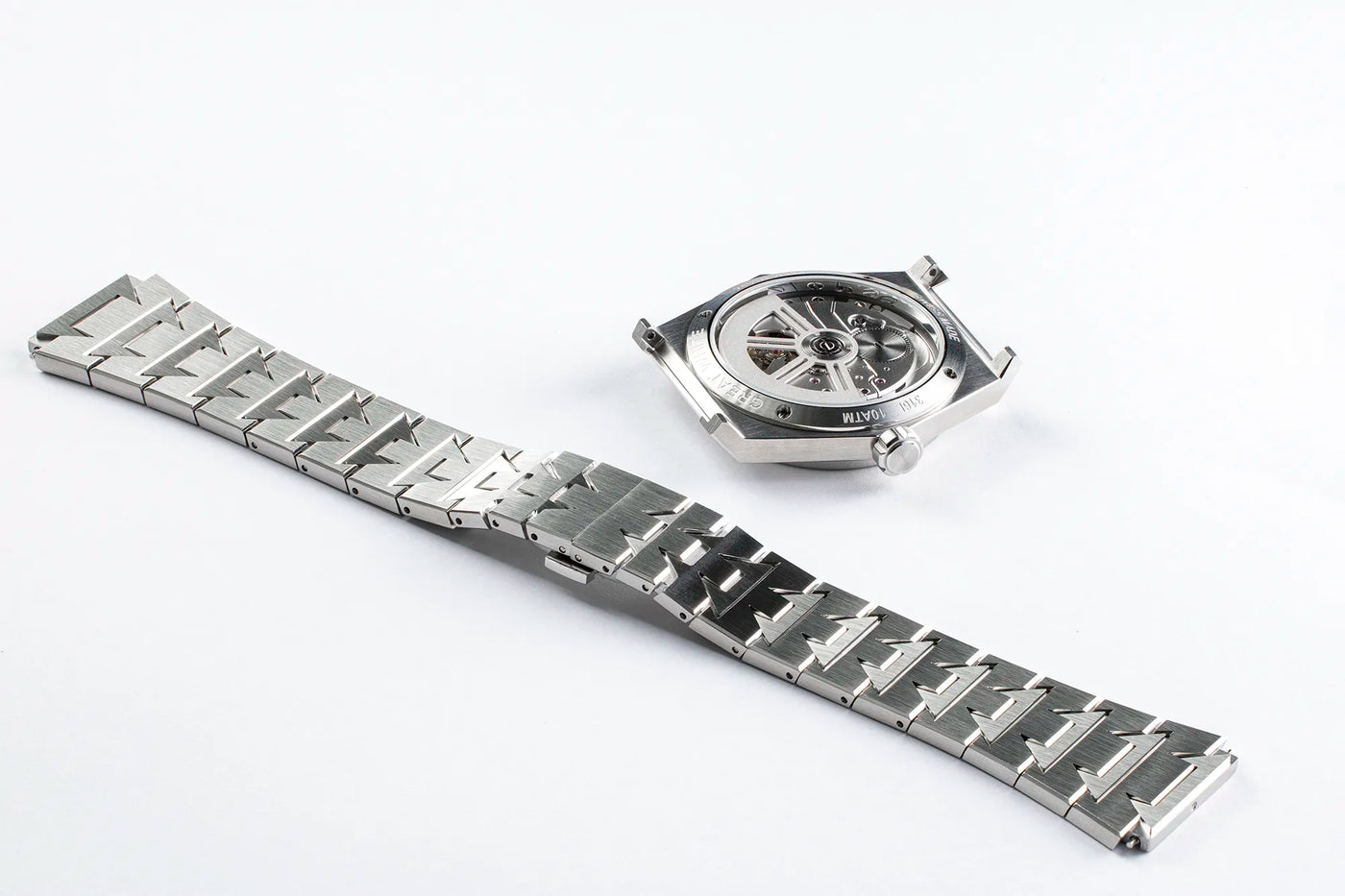 Fond de boîtier et bracelet acier de la Great White avec vue du mouvement automatique Chronode C102