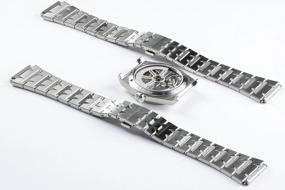 Fond de boîtier et maillons de bracelet de la Great White avec vue du mouvement automatique Chronode C102