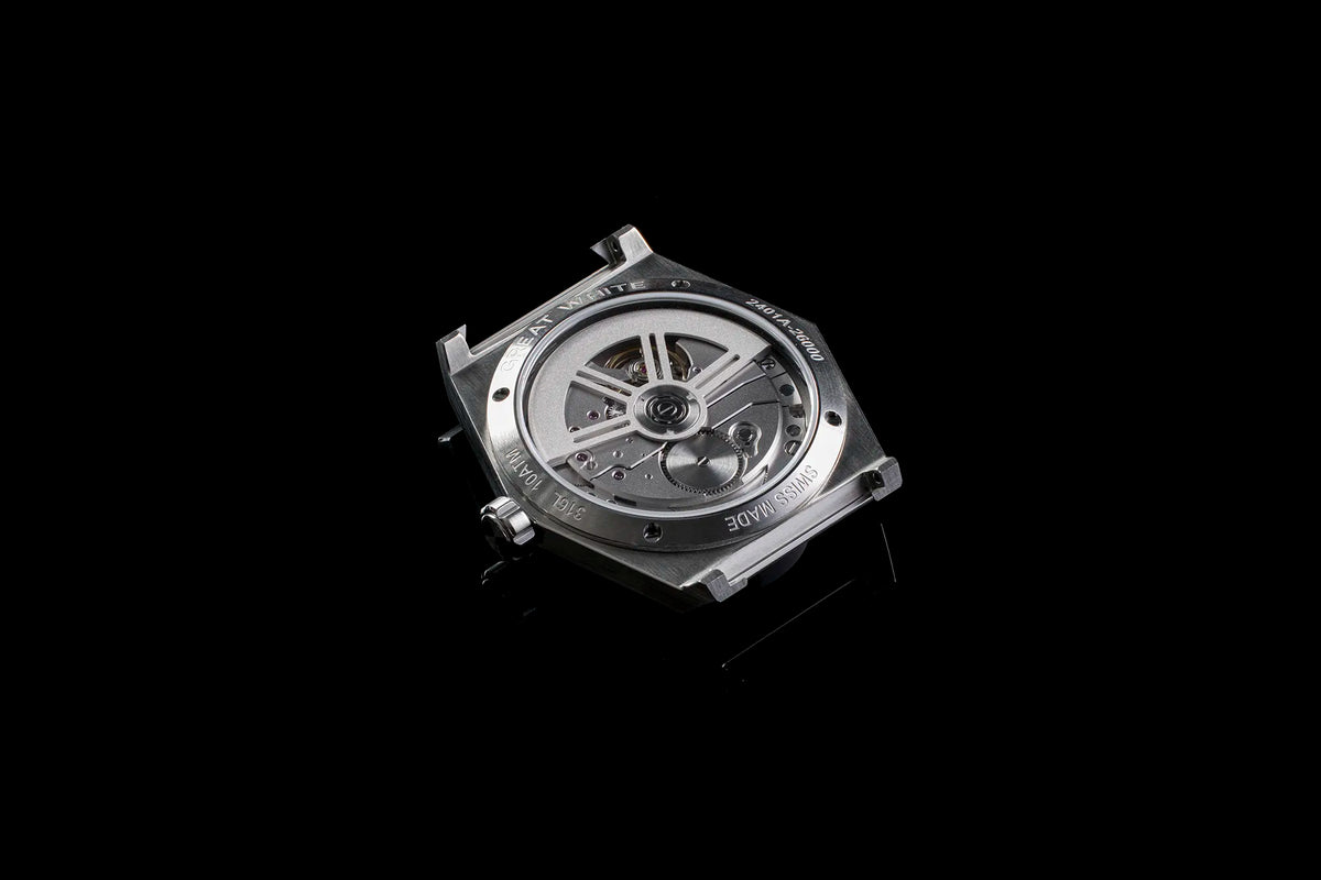 Fond en saphir de boîtier de la Great White avec son mouvement automatique Chronode C102