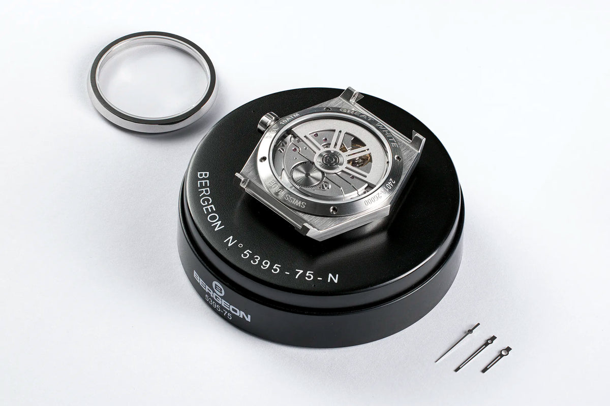 Boîtier acier de la Great White vu de dessus, avec le mouvement automatique Chronode C102, pendant assemblage