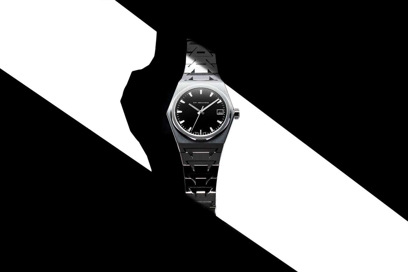 Montre SIFI BEAUVOIS Great White photographiée en noir et blanc