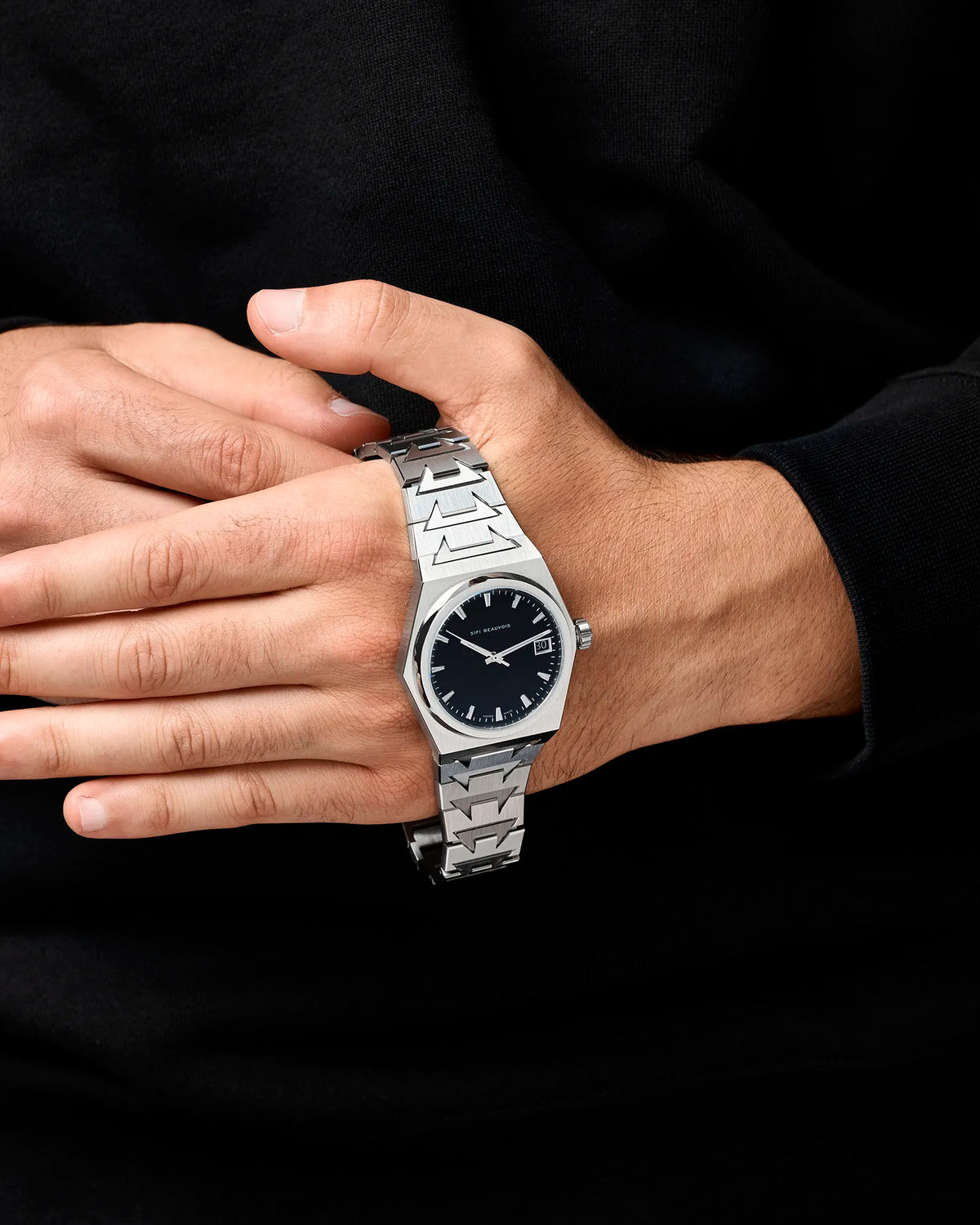 Montre SIFI BEAUVOIS Great White portée dans les mains