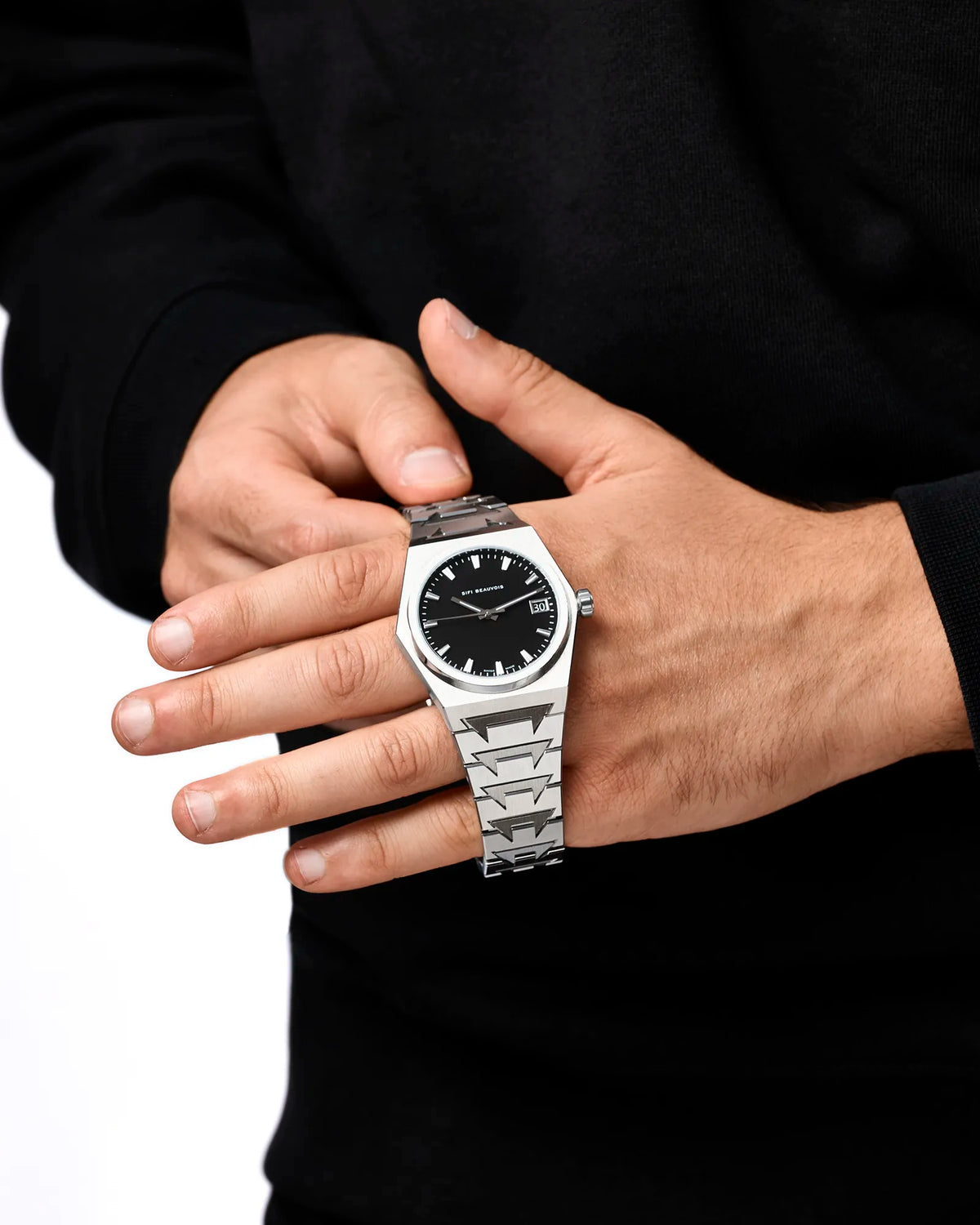 Montre SIFI BEAUVOIS Great White présentée dans les mains vue du bracelet