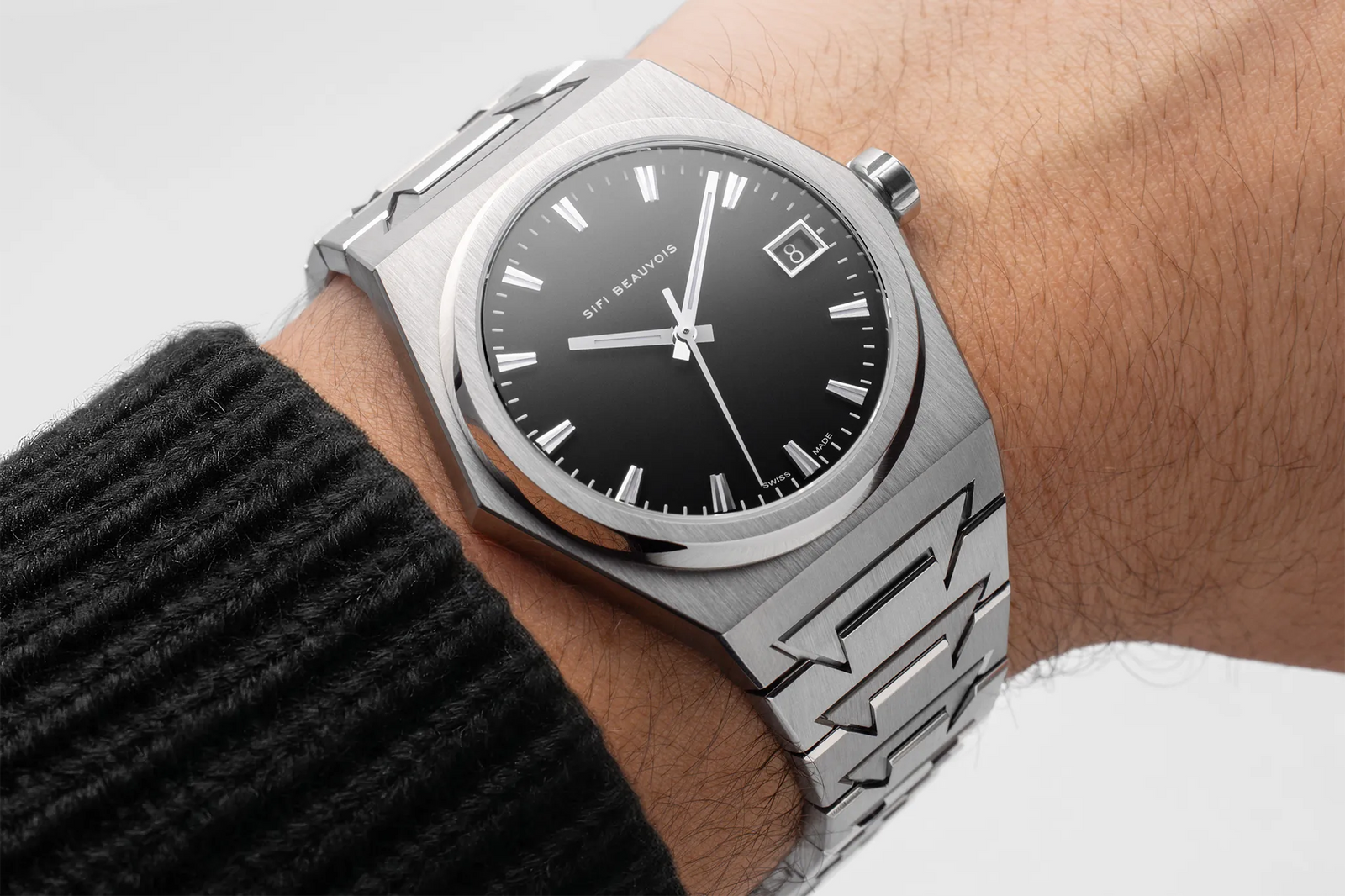 Montre SIFI BEAUVOIS Great White portée au poignet, bracelet acier