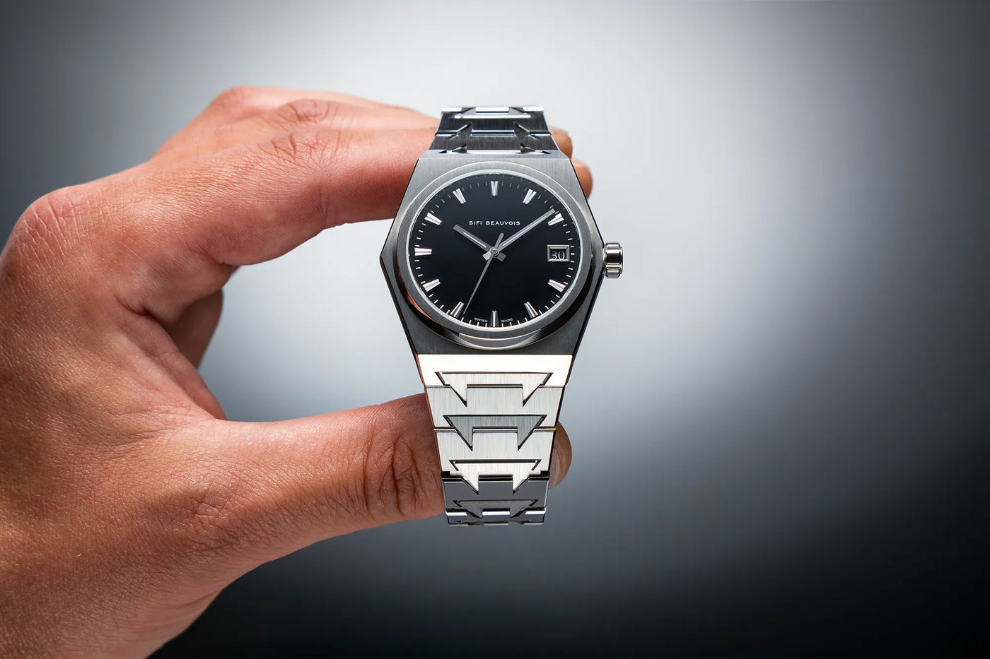 Montre SIFI BEAUVOIS Great White tenue en main, cadran face à l'objectif