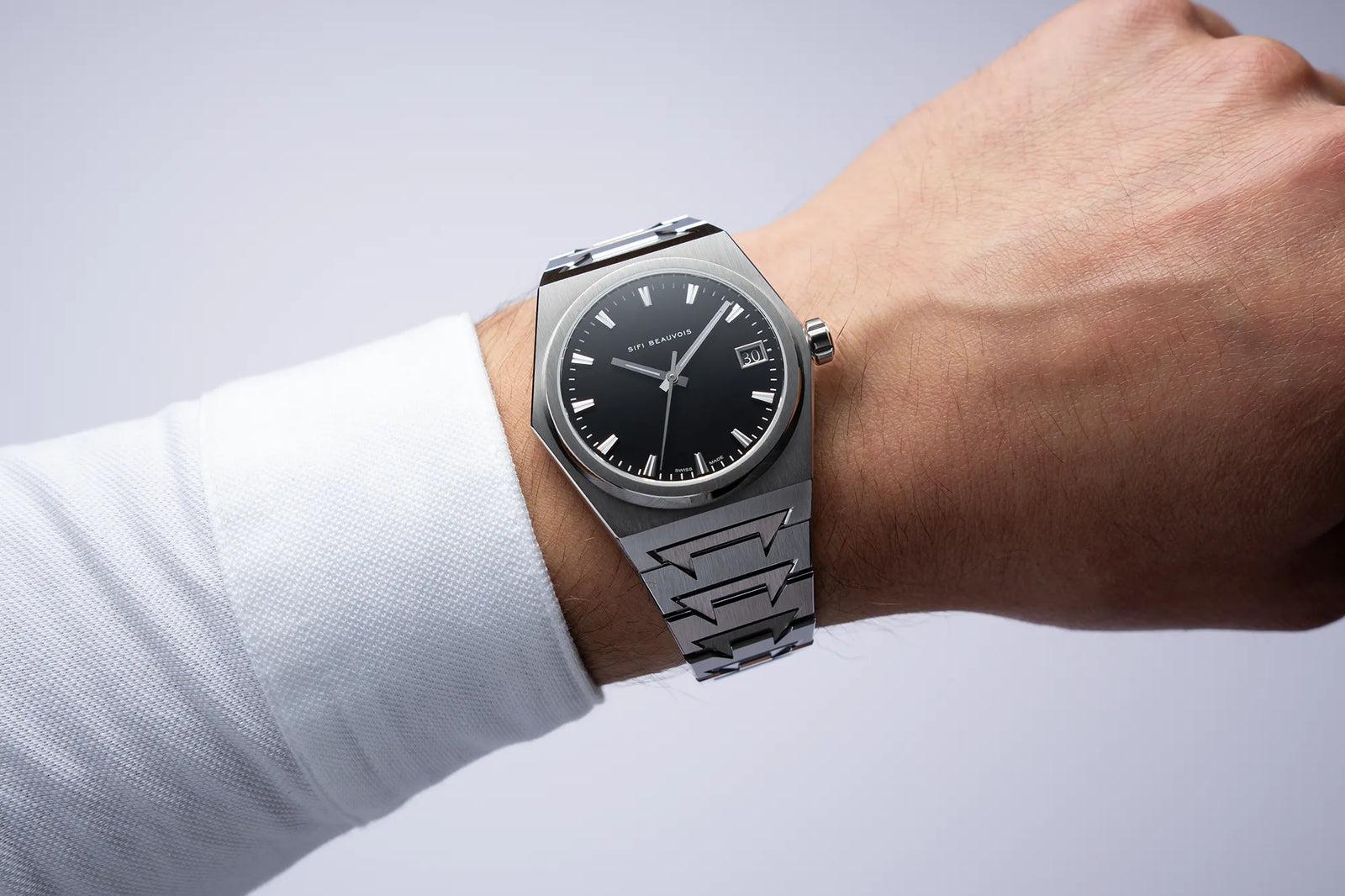 Montre SIFI BEAUVOIS Great White au poignet, vue rapprochée du cadran et du bracelet